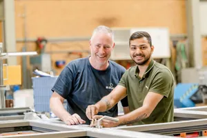 Omkar Ghag macht bei Dieter Baier eine Ausbildung zum Mechatroniker.