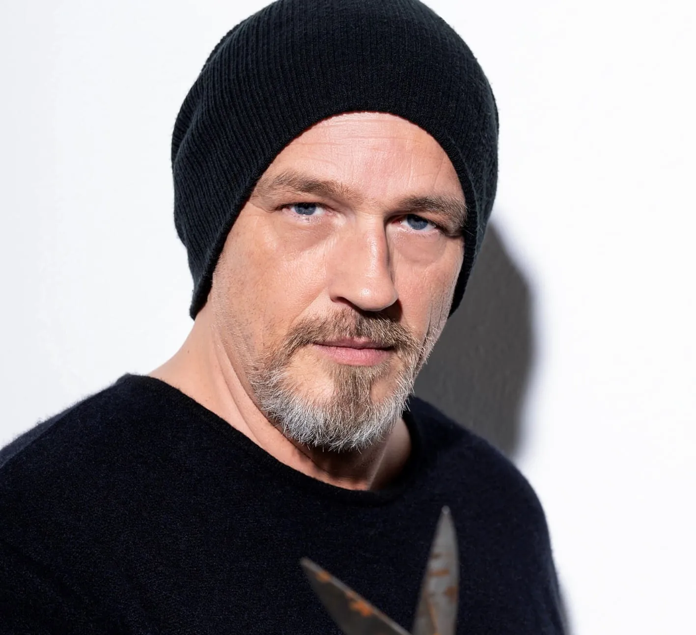 Torsten Sträter mit Schere in der Hand