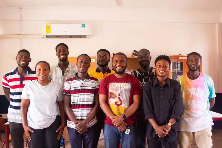 Zehn junge Ghanaer in ihrem Klassenzimmer, wo sie sich auf ihre Deutschprüfung vorbereiten.