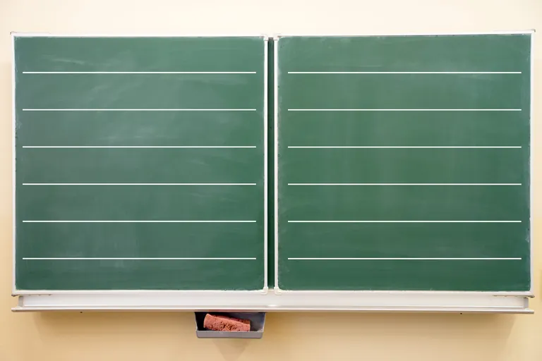 Leere Kreidetafel in einem Klassenzimmer.