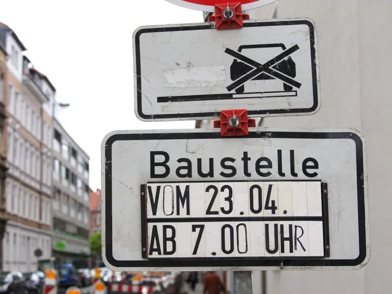 vor&uuml;bergehendes Halteverbot vor einer Baustelle