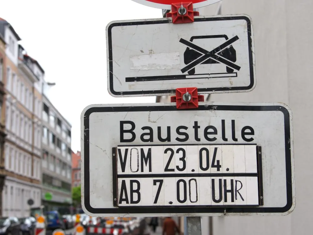 Mobiles Halteverbot vor der Baustelle: Das gilt rechtlich