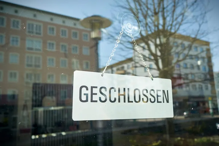 Schild mit der Aufschrift "Geschlossen" am Schaufenster eines Gesch&auml;fts.