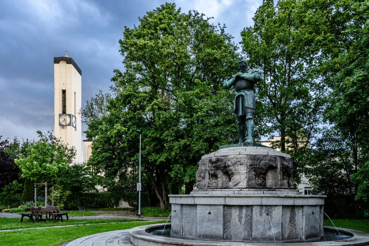Rüdiger-Brunnen und Herz-Jesu-Kirche