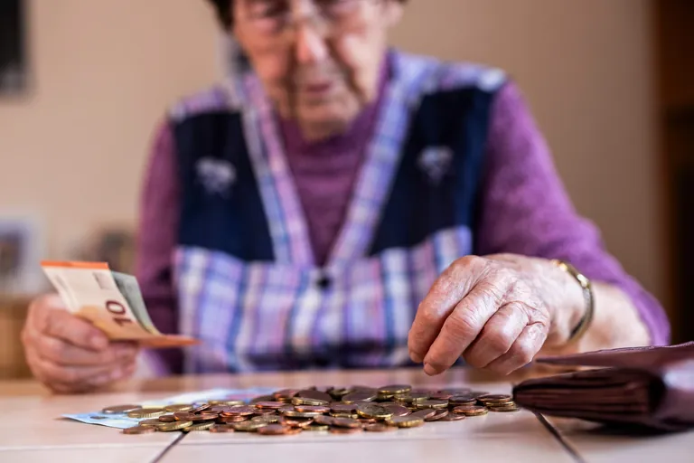 Alte Frau z&auml;hlt Geld