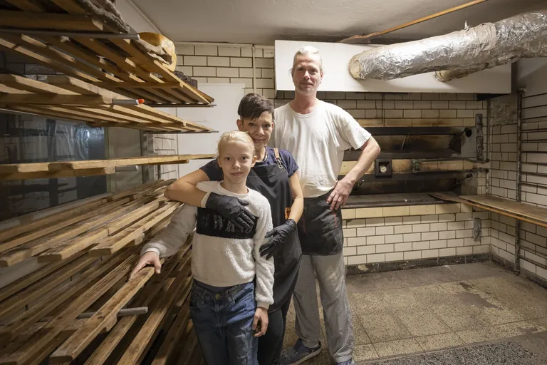 Katrin Achilles, Tochter Inga und Andre Helmke in der B&auml;ckerei