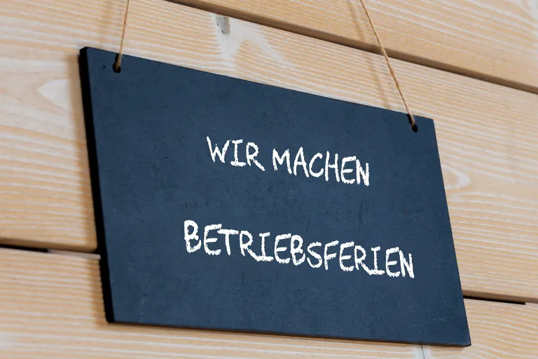 Schild mit Aufschrift: Betriebsferien