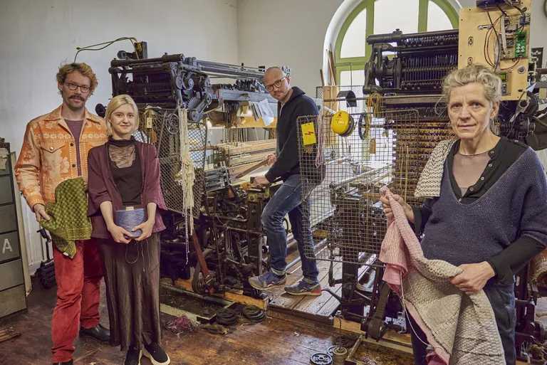 Mitglieder der Initiative "Textil aus Halle" in der Weberei