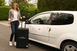 Ulrike Samfaß-Koberstein vor ihrem Augenoptik-Mobil