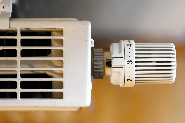 Symbolbild zu Heizkosten und Kosten f&uuml;r Heizung, W&auml;rme, &Ouml;l, Gas und Energie.