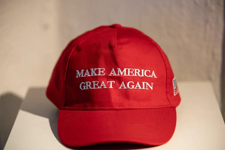 Rote Kappe mit Aufschrift "Make America Great Again".