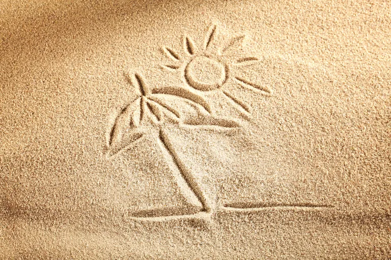 Sonnenschirm und Sonne in Sand eingezeichnet.