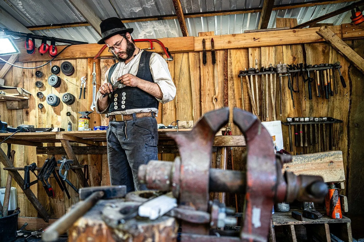 Erik, fremder Schmied vom Ring vereinigter Metallgewerke.