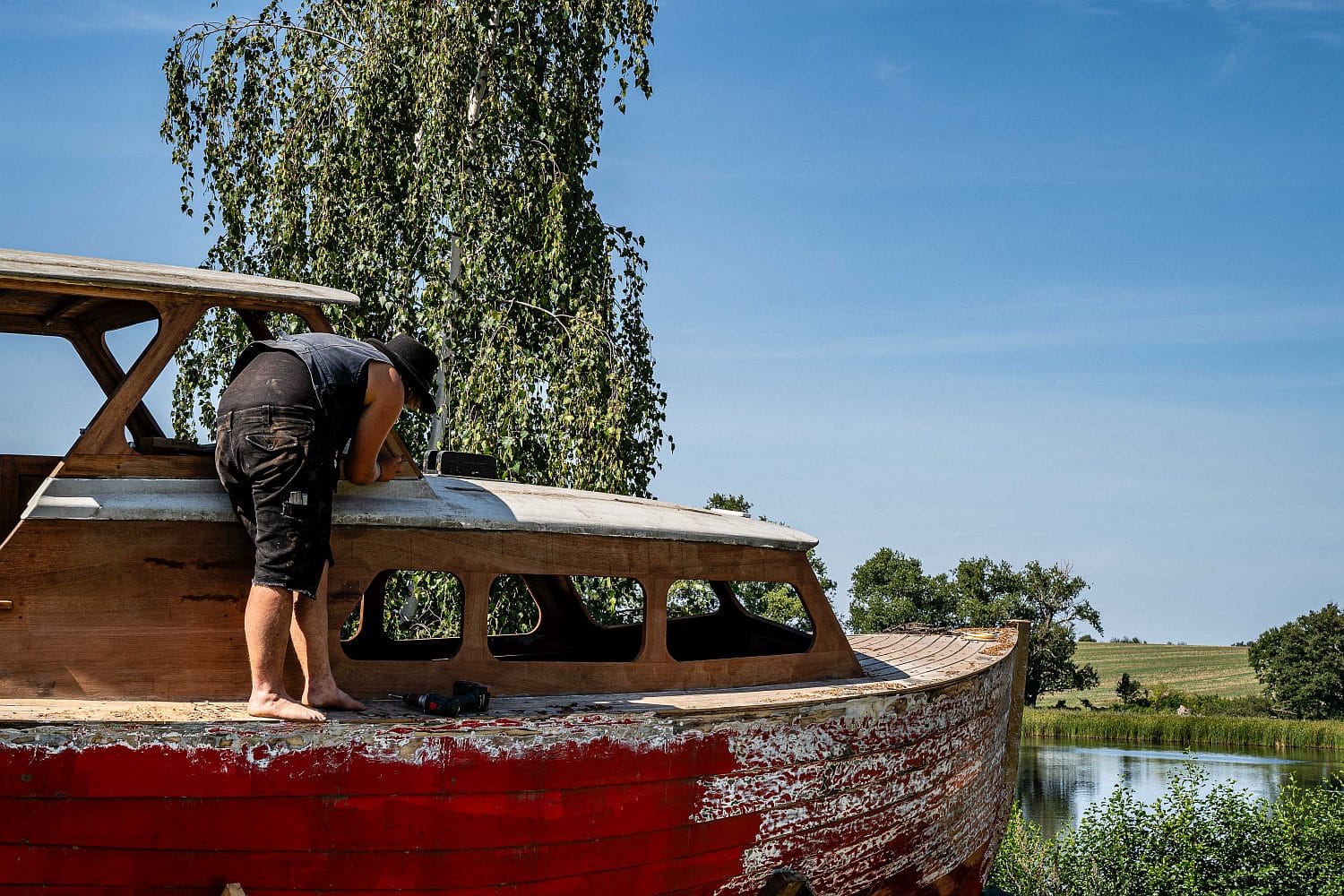 Wandergesellen restaurieren Boot an den Lübschützer Teichen