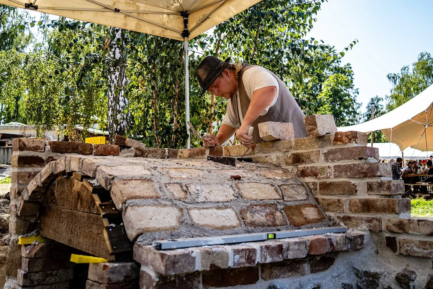 Leon, fremder freireisender Maurer aus Flensburg