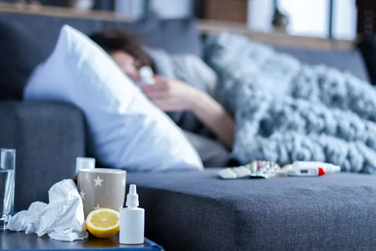 Frau krank auf der Couch