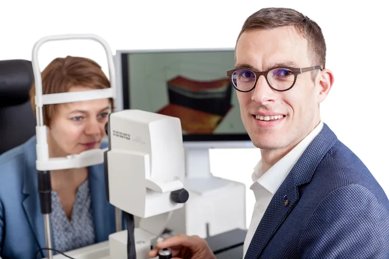 Simon Jäkel arbeitet mit modernsten Geräten.