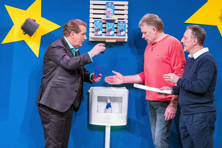 Michael Grundmann (M.) und Francesco La Pica pr&auml;sentieren den Mehrweg-Hygienesteinhalter WC-Star. Investor Ralf D&uuml;mmel (l.) schaut sich das Produkt genau an.