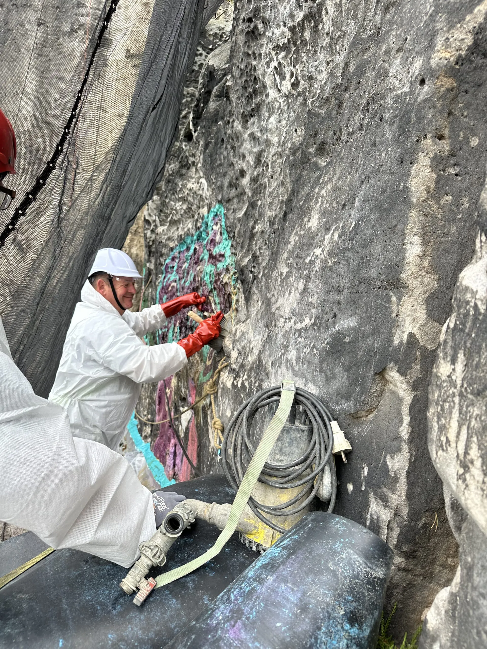 Einpinseln des Sandsteinfelsens