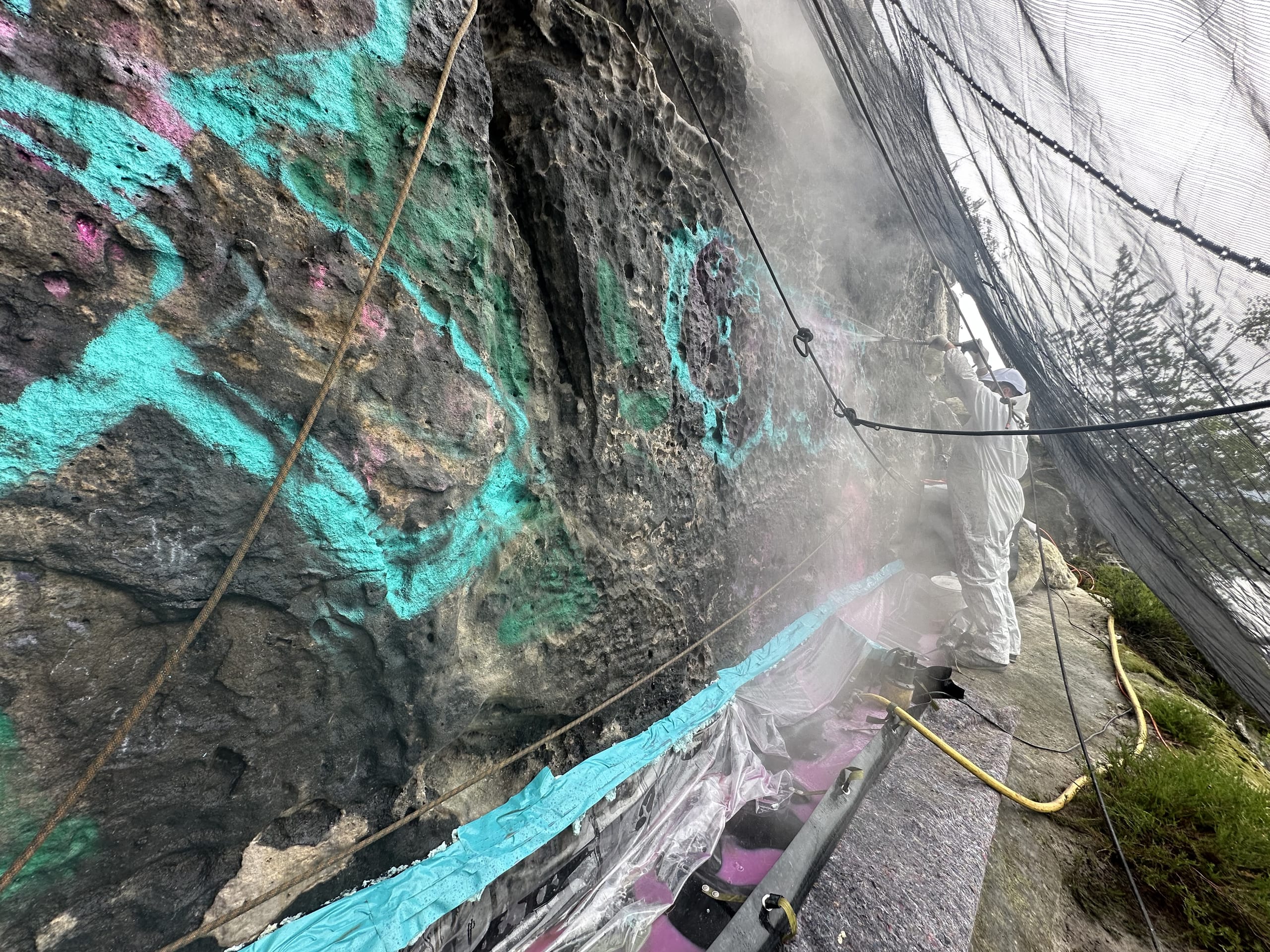 Graffiti-Entferner wird mit heißem Wasser abgespült