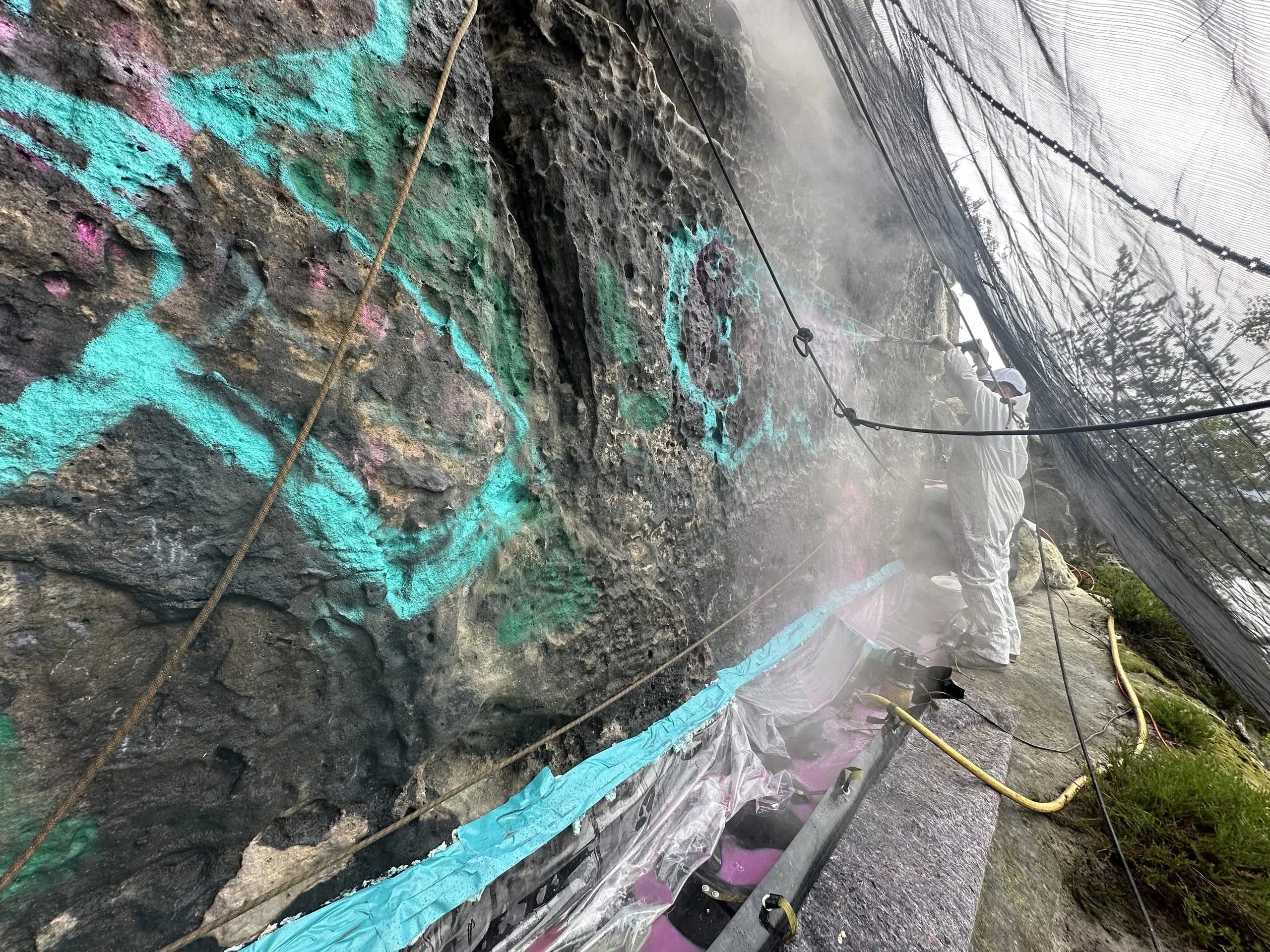 Graffiti-Entferner wird mit heißem Wasser abgespült