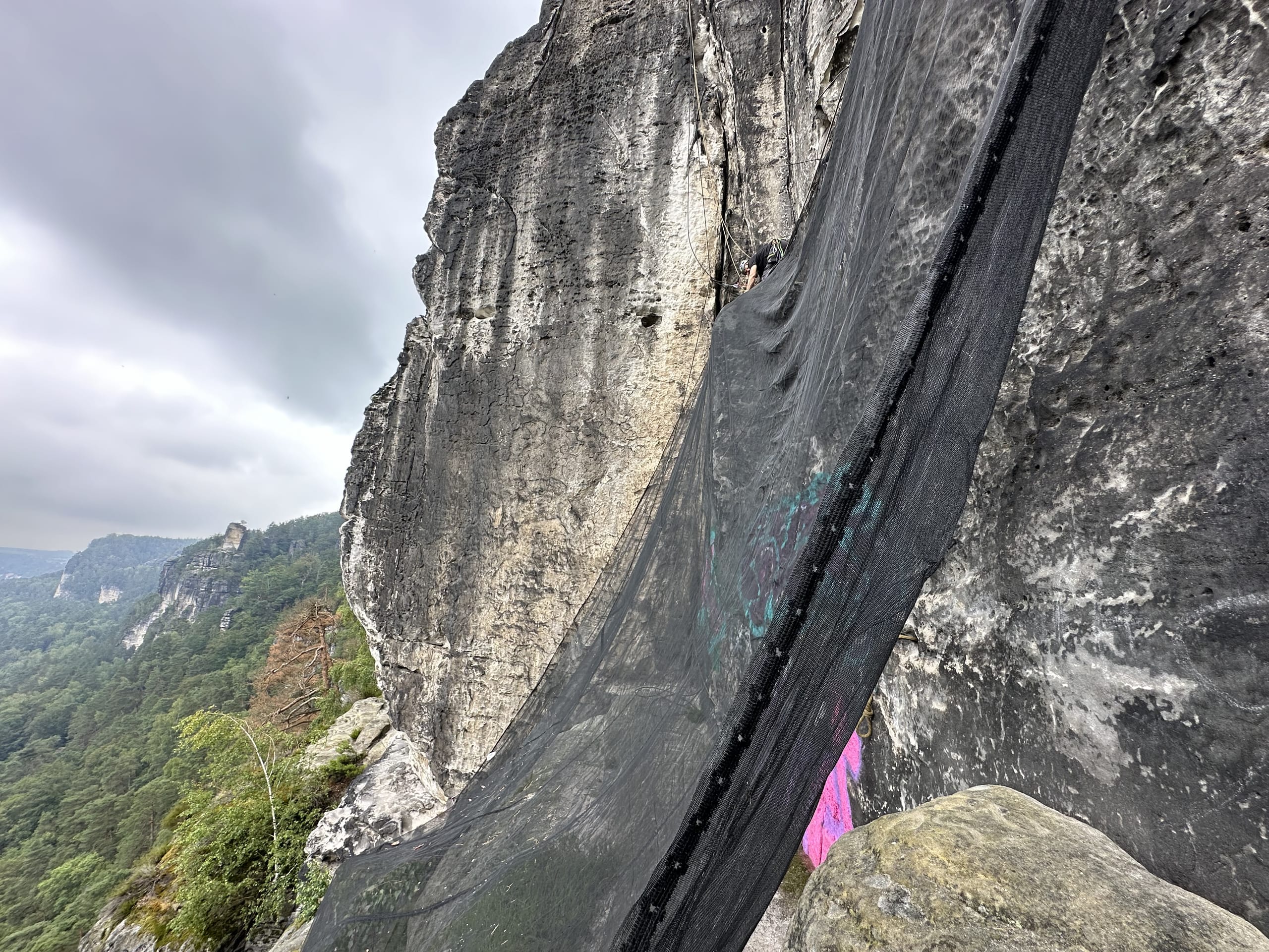 Sicherungsnetz an Baustelle Sächsische Schweiz