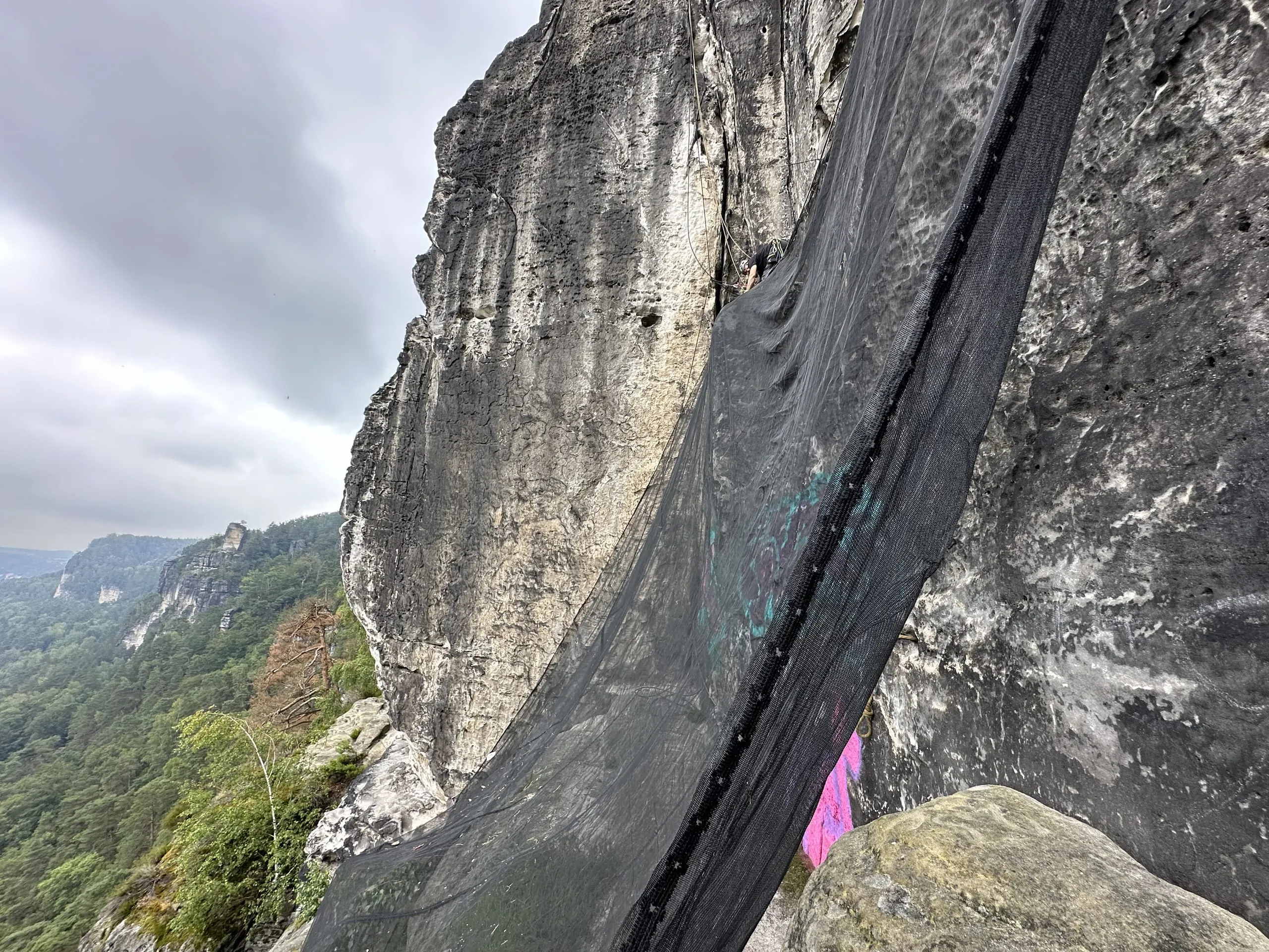 Sicherungsnetz an Baustelle Sächsische Schweiz