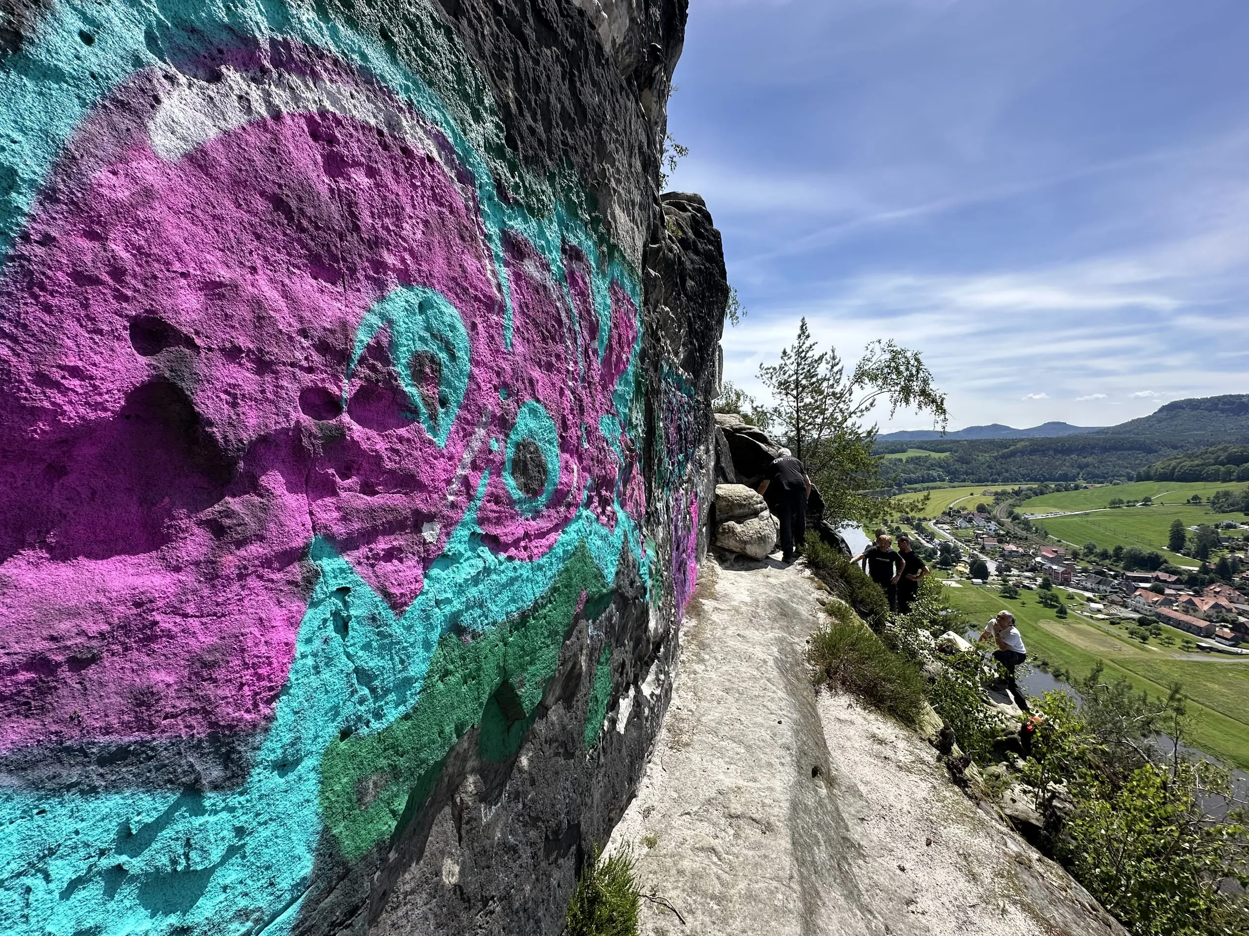 Graffiti-Entfernung am Fels
