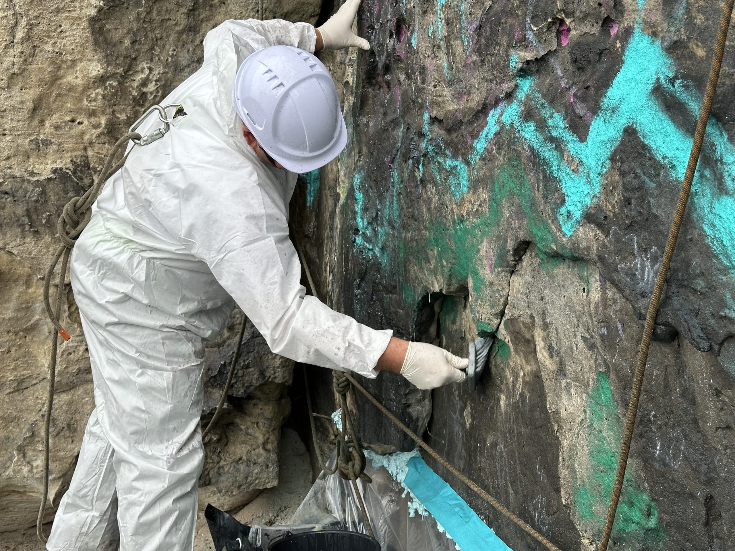 Aufpinseln des Graffiti-Entferners