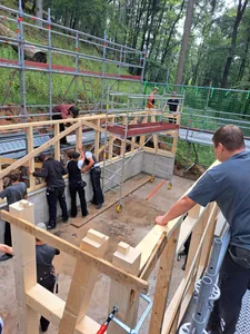 Zimmerer-Auszubildenden beim Errichten der Almh&uuml;tte
