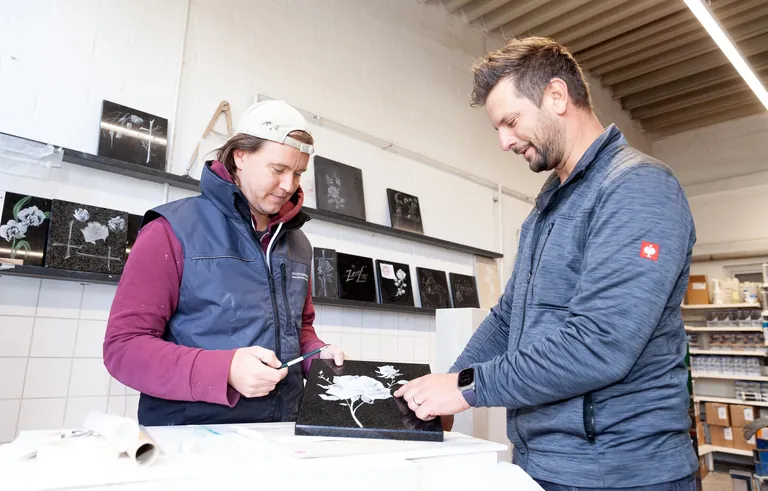 Sebastian Schulz (links) im Gespräch mit seinem Kollegen Nick Fischer