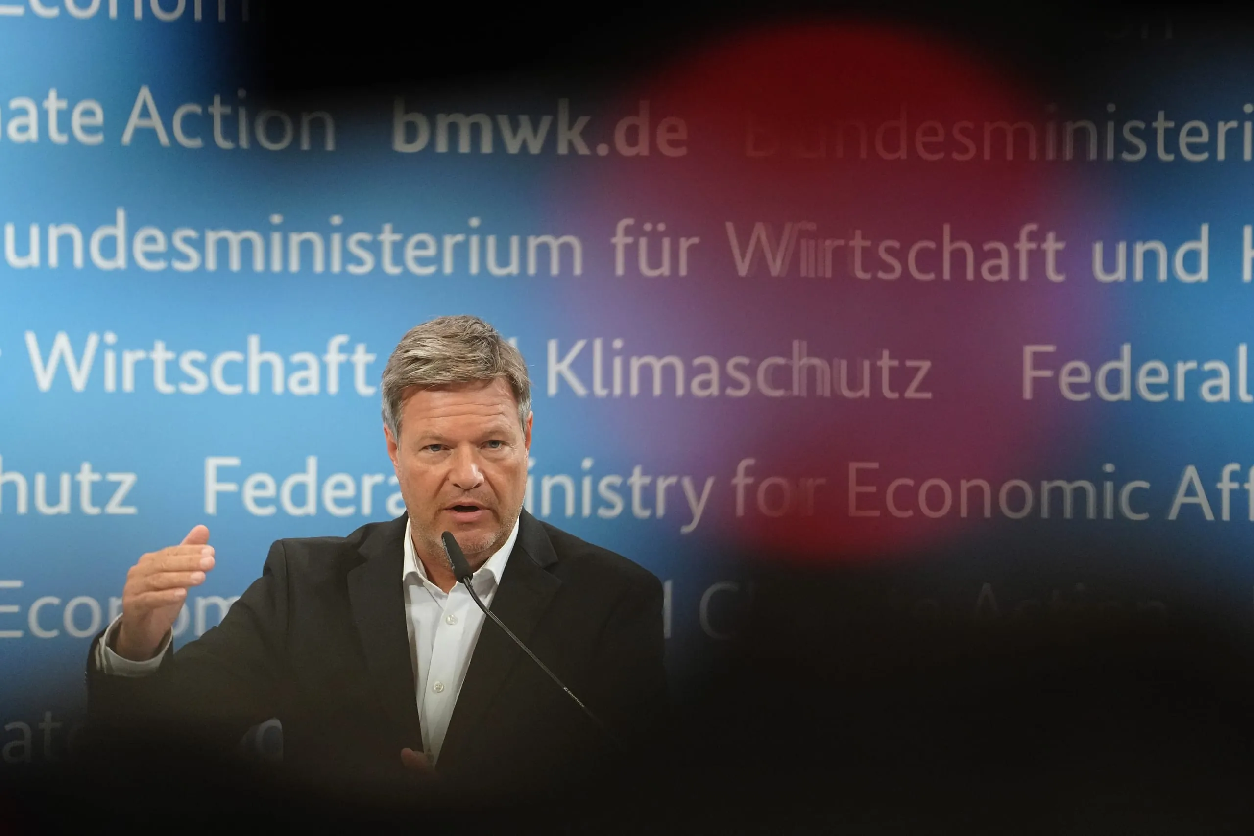 Habeck prüft Hilfen für Autoindustrie