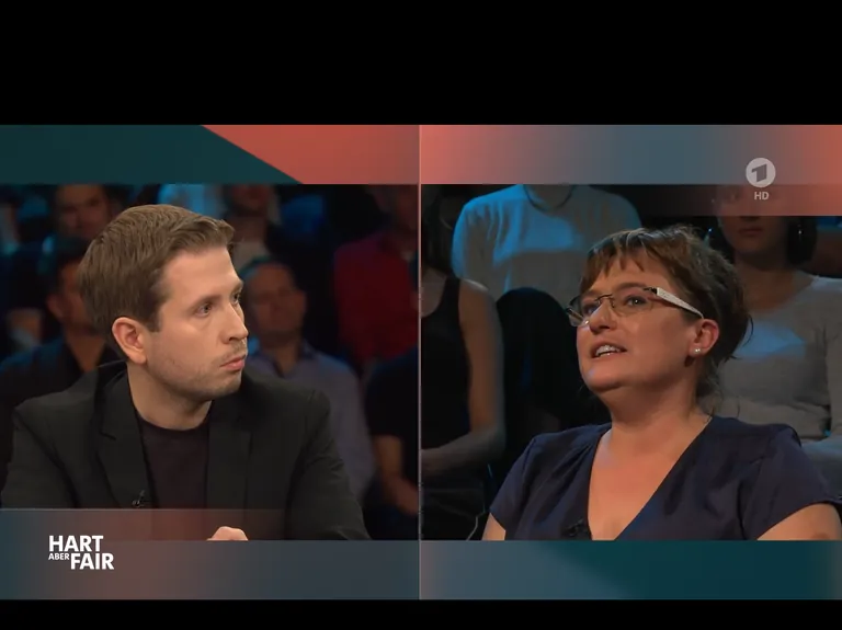 SPD-Generalsekret&auml;r Kevin K&uuml;hnert im Gespr&auml;ch mit Fleischerreifachverk&auml;uferin Doreen Losch bei "hart aber fair".
