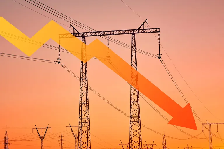 Symbolbild sinkende Energiekosten: Strommasten mit sinkendem Pfeil.