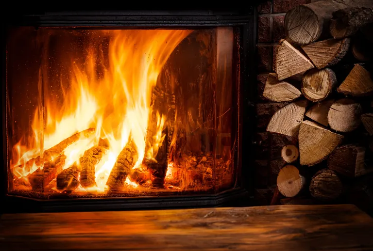 Alter Kamin, in dem Feuer brennt.
