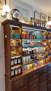 Hölzerne Regale mit Pomadendosen und Wrestling-Figuren