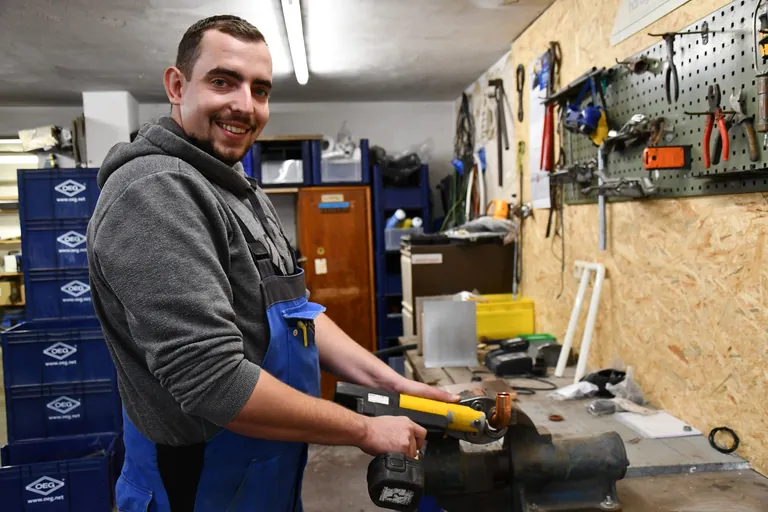 Dominik Wieczorek in der Werkstatt