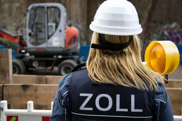 Zollbeamtin bei der Arbeit auf der Baustelle