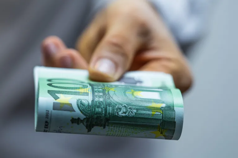 Langzeitarbeitslose, die mehr als zw&ouml;lf Monate in einer sozialversicherungspflichtigen Arbeit besch&auml;ftigt sind, sollen einmalig 1000 Euro erhalten k&ouml;nnen. 