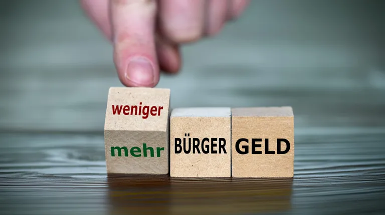 Wer nicht mitzieht oder schwarzarbeitet, bekommt künftig schneller eine Kürzung des Bürgergelds.