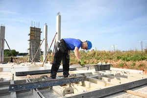 Maya Scheel auf der Baustelle