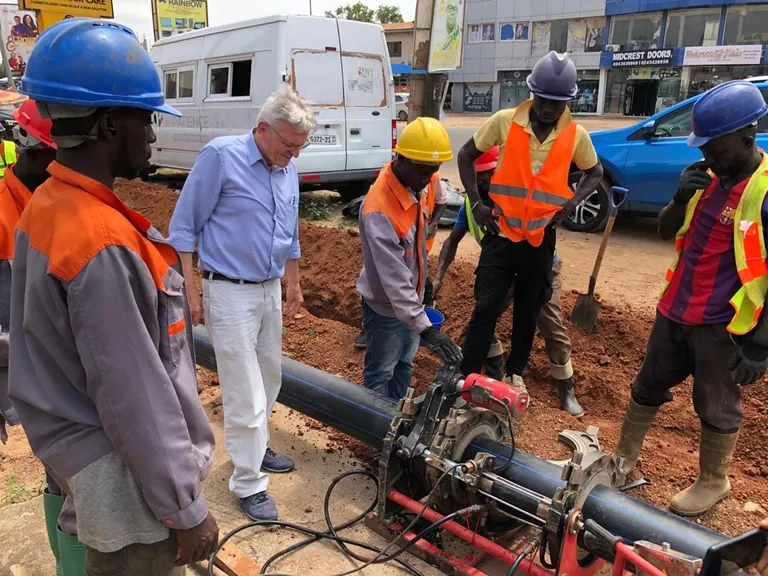 Hans-Joachim Schopmeyer &uuml;berpr&uuml;ft die Arbeit der angehenden Anlagenmechaniker aus Ghana.