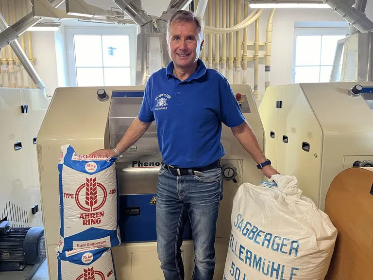 Rudolf Sagberger vor dem Walzenstuhl in seiner Bartm&uuml;hle