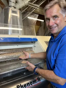 Rudolf Sagberger bei der Kontrolle des Einlaufs der Weizenk&ouml;rner