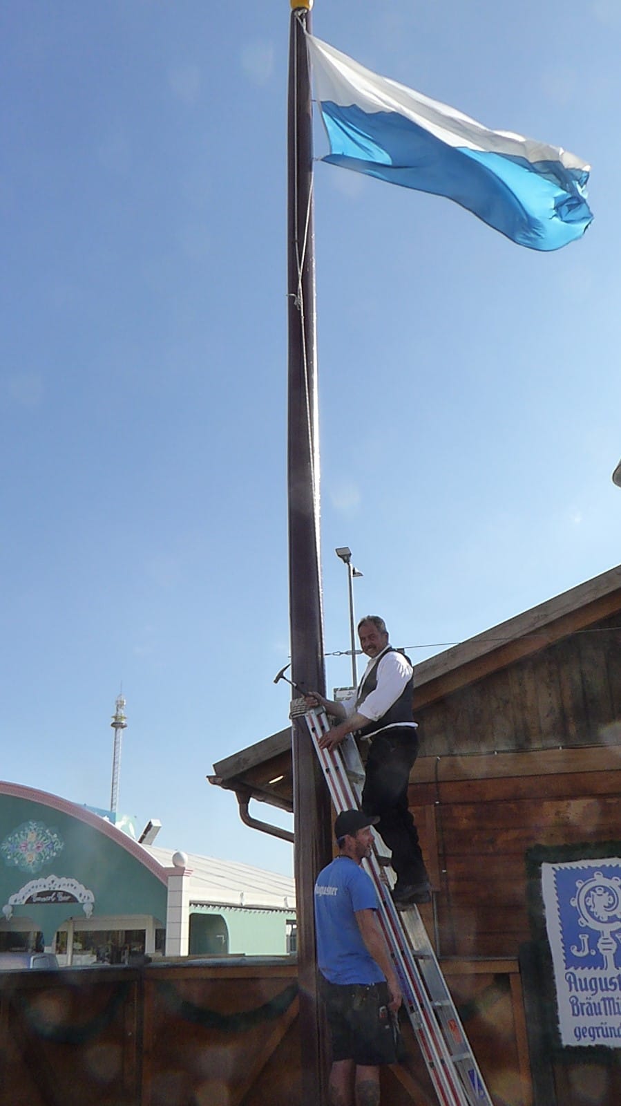 Manfred Thoma durfte zu seinem 35. Firmenjubiläum eine ganz besondere Tradition ehren.