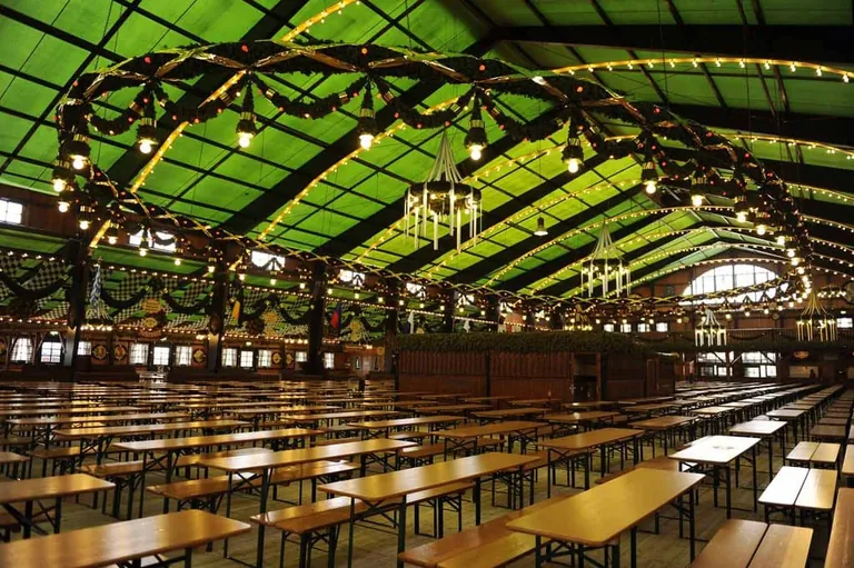 Augustinerzelt Holzbau Gla&szlig;