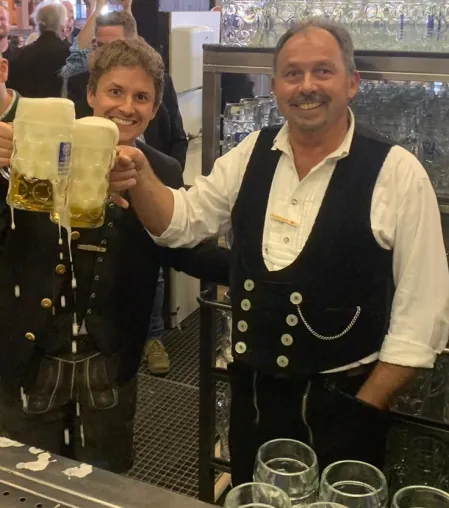 Christopher Gla&szlig; (links) und Manfred Thoma sto&szlig;en gemeinsam auf das Jubil&auml;um an