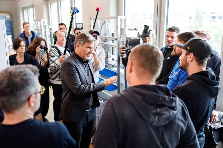 Minister Habeck unterh&auml;lt sich mit Meistersch&uuml;lern im W&auml;rmepumpencampus der SHK-Innung M&uuml;nchen