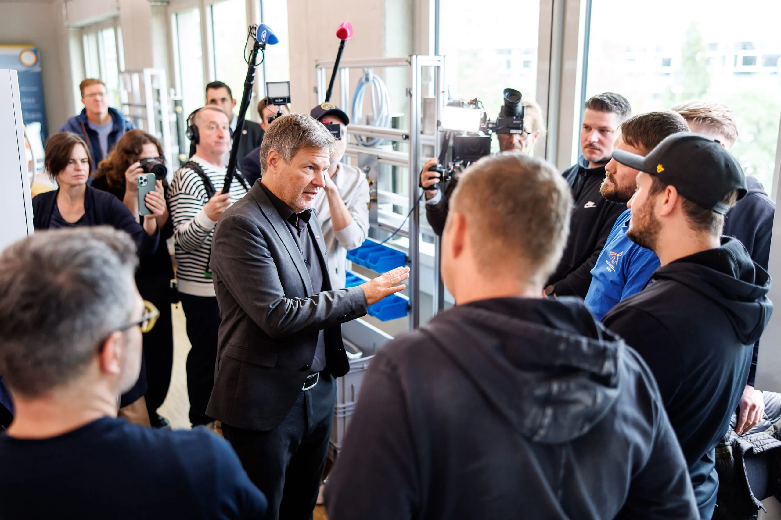 Auf Augenhöhe mit Habeck: Minister stellt sich SHKlern