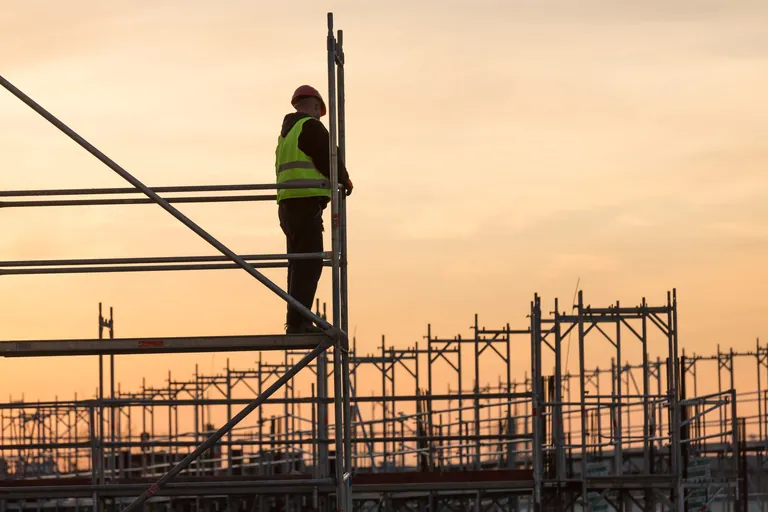 Arbeiter auf Arbeitsger&uuml;st.